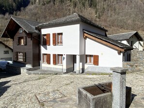 Fenêtre, Bâtiment, Bois, Porte, Maison, Lot Terre, Pente, Paysage, Zone Résidentielle, Siding