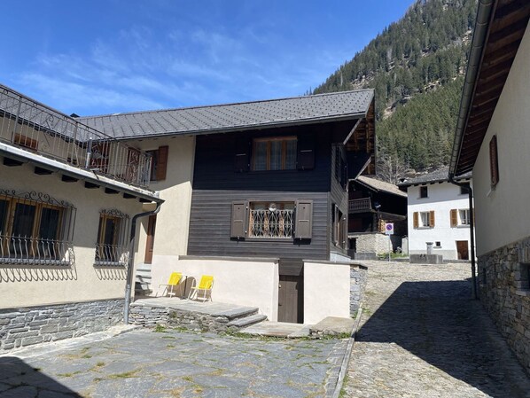 Ciel, Propriété, Fenêtre, Bâtiment, Plante, Maison, Nuage, Montagne, Chalet, Immobilier