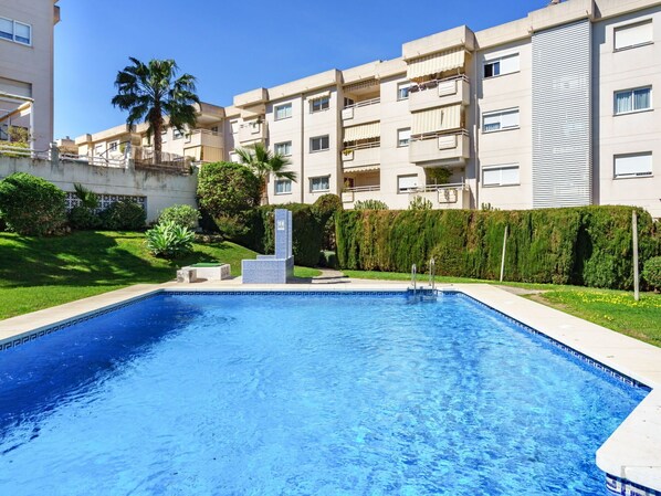 L'Eau, Ciel, Bâtiment, Plante, Nuage, Propriété, Bleu Azur, Piscine, Arbre, Architecture