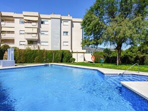 L'Eau, Ciel, Bâtiment, Plante, Nuage, Propriété, Bleu Azur, Piscine, Arbre, Architecture