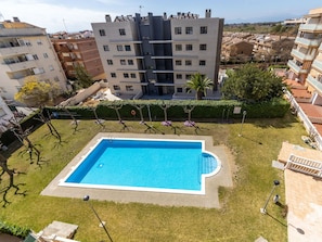 L'Eau, Ciel, Bâtiment, Plante, Nuage, Propriété, Bleu Azur, Piscine, Arbre, Architecture