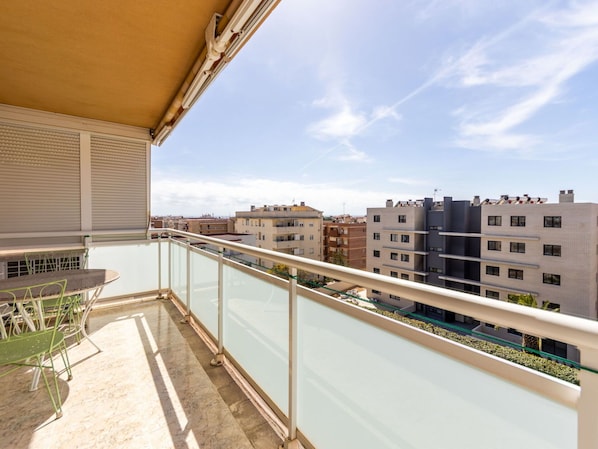 L'Eau, Ciel, Bâtiment, Plante, Nuage, Propriété, Bleu Azur, Piscine, Arbre, Architecture