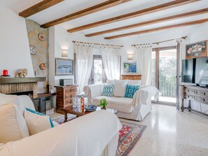 Möbel, Interior Design, Couch, Flooring, Fussboden, Wohnzimmer, Tabelle, Decke, Stuhl, Zimmer