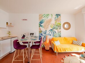 Plante, Meubles, Bâtiment, Propriété, Table, Chaise, Ombre, Fenêtre, Design Intérieur, Éclairage