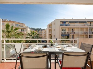 Plante, Meubles, Bâtiment, Propriété, Table, Chaise, Ombre, Fenêtre, Design Intérieur, Éclairage