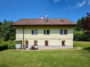 Himmel, Pflanze, Gebäude, Fenster, Wolke, Baum, Haus, Grundstueck, Hütte, Gras