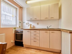 Cabinetry, Countertop, Eigentum, Fenster, Schublade, Gebäude, Küche, Holz, Interior Design, Flooring