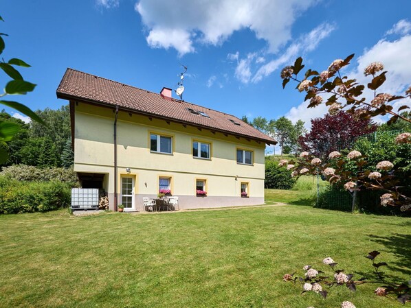 Wolke, Himmel, Pflanze, Eigentum, Blume, Gebäude, Fenster, Natur, Natürliche Landschaft, Baum