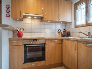 Marron, Comptoir, Cabinetry, Evier, Évier, Fenêtre, Robinet, Bâtiment, Cuisine, Bois