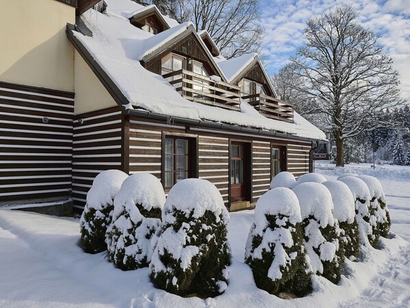 Bâtiment, Neige, Plante, Nuage, Propriété, Ciel, Maison, Arbre, Branche, Fenêtre