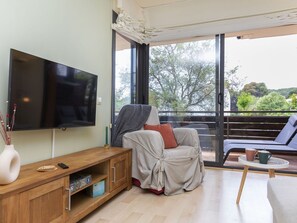 Möbel, Eigentum, Couch, Gebäude, Komfort, Cabinetry, Holz, Wohnzimmer, Interior Design, Fussboden