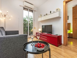 Möbel, Eigentum, Cabinetry, Pflanze, Komfort, Interior Design, Holz, Flooring, Wohnzimmer, Tabelle