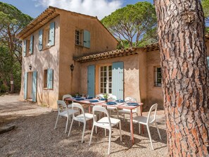 Table, Plant, Cloud, Sky, Building, Property, Tableware, Chair, Interior Design, Outdoor Furniture