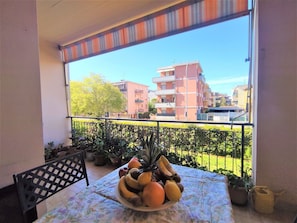 Table, Plante, Nuage, Ciel, Bâtiment, Propriété, Vaisselle, Chaise, Design Intérieur, Mobilier De Jardin