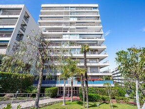 Ciel, Bâtiment, Plante, Propriété, Jour, Design Urbain, Bloc Tour, Arbre, Végétation, Quartier