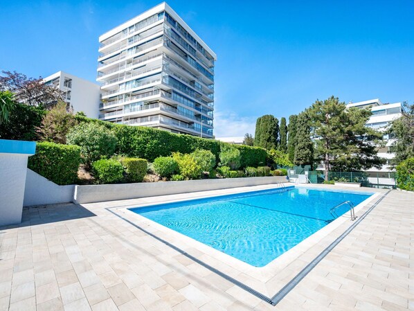 Bâtiment, Plante, Jour, Ciel, Propriété, Bleu, L'Eau, Arbre, Bleu Azur, Piscine