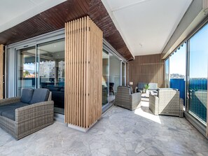 Möbel, Gebäude, Holz, Interior Design, Schatten, Fussboden, Flooring, Wohnzimmer, Komfort, Fenster