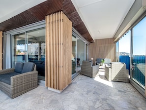 Meubles, Bâtiment, Bois, Design Intérieur, Ombre, Sol, Sol, Salon, Confort, Fenêtre