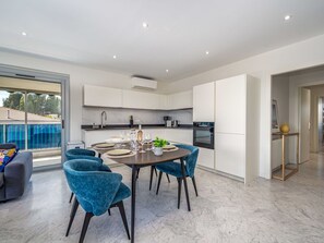 Tabelle, Möbel, Eigentum, Countertop, Gebäude, Holz, Stuhl, Küche, Couch, Interior Design