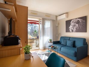 Propriété, Meubles, Table, Plante, Confort, Éclairage, Plante D'Appartement, Canapé, Design Intérieur, Salon