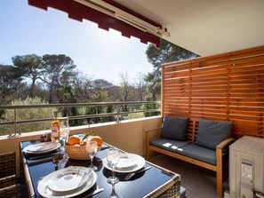 Table, Meubles, Propriété, Vaisselle, Plante, Ciel, Bâtiment, Bois, Chaise, Ombre