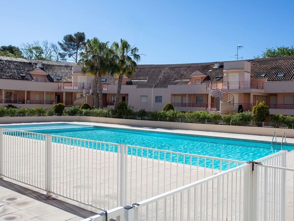 L'Eau, Plante, Ciel, Bâtiment, Piscine, Bleu Azur, Arbre, Maison, Fenêtre, Ombre
