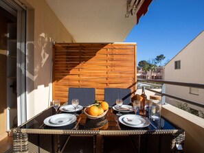 Table, Vaisselle, Meubles, Bâtiment, Bois, Orange, Design Intérieur, Assiette, Ciel, Sol