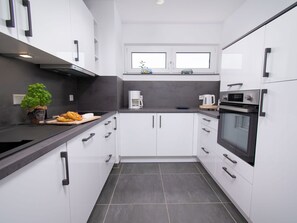 Cabinetry, Countertop, Eigentum, Küchengerät, Küche, Herd, Haushaltsgerät, Spüle, Sinken, Interior Design