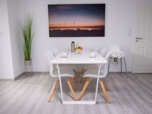 Tabelle, Möbel, Holz, Pflanze, Stuhl, Fussboden, Flooring, Gebäude, Haus, Hartholz