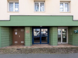 Wasser, Gebäude, Wolke, Pflanze, Eigentum, Daytime, Himmel, Azurblau, Baum, Haus