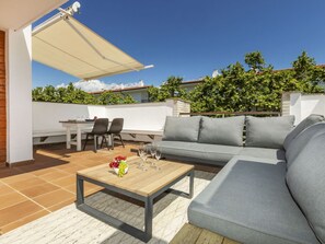 Meubles, Mobilier De Jardin, Table, Bois, Chaise, Tableau De Plein Air, Sol, Table Cuisine Et Salle A Manger, Sol, Patio