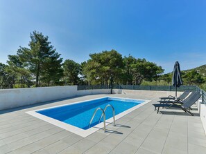 Himmel, Schwimmbad, Azurblau, Schatten, Rechteck, Gartenmöbel, Baum, Wasser, Freizeit, Gebäude