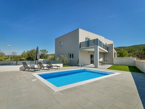 Himmel, Gebäude, Eigentum, Azurblau, Pflanze, Schatten, Rechteck, Baum, Die Architektur, Haus