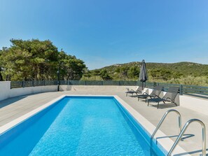 Wasser, Himmel, Eigentum, Schwimmbad, Azurblau, Schatten, Rechteck, Gartenmöbel, Baum, Freizeit