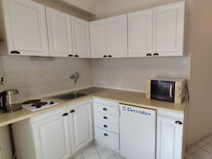 Cabinetry, Küche, Countertop, Küchengerät, Spüle, Major Appliance, Sinken, Armatur, Möbel, Interior Design