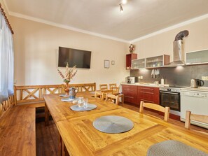 Meubles, Propriété, Table, Cabinetry, Comptoir, Bois, Design Intérieur, Éclairage, Ventilateur De Plafond, Tiroir