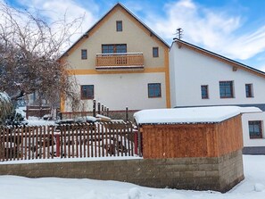 Nuage, Bâtiment, Ciel, Neige, Fenêtre, Bois, Maison, Clôture, Arbre, Chalet
