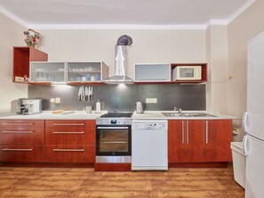 Marron, Cabinetry, Comptoir, Propriété, Évier, Meubles, Cuisine, Tiroir, Bois, Evier