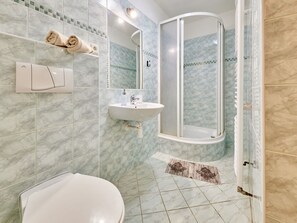 Robinet, Miroir, Luminaire Plomberie, Lavabo, Propriété, Évier, Salle De Bains, Éclairage, Rectangle, Design Intérieur