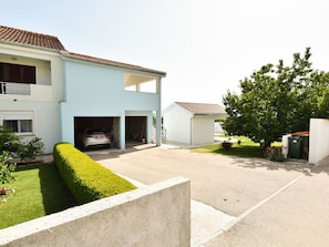 Pflanze, Gebäude, Himmel, Haus, Grundstueck, Strassenbelag, Asphalt, Wohngebiet, Baum