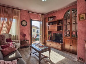 Property, Furniture, Comfort, Wood, Table, Television, Flooring, Interior Design, Floor, Architecture