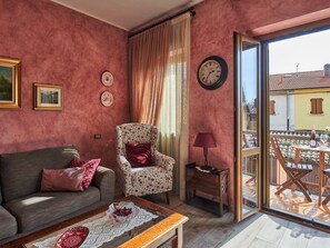 Property, Furniture, Comfort, Wood, Table, Television, Flooring, Interior Design, Floor, Architecture