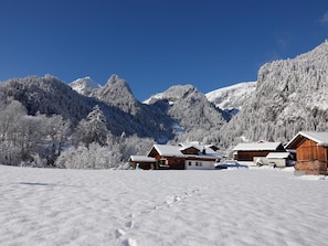 Himmel, Schnee, Berg, Wolke, Gebäude, Natürliche Landschaft, Steigung, Hochland, Haus, Baum