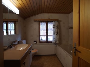 Fenster, Sinken, Holz, Armatur, Zapfhahn, Badewanne, Fussboden, Gebäude, Badezimmer