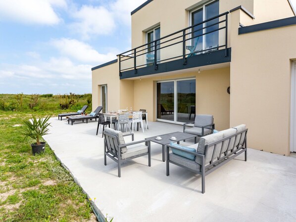Plante, Bâtiment, Table, Propriété, Fenêtre, Nuage, Ciel, Ombre, Design Intérieur, Lot Terre