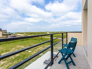 Nuage, Ciel, Bâtiment, Chaise, Plante, Bois, Ombre, Mobilier De Jardin, Porche, Herbe