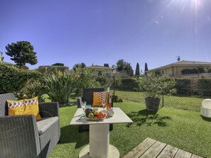 Plante, Ciel, Bâtiment, Fenêtre, Arbre, Lot Terre, Maison, Mélèze, Herbe, Zone Résidentielle