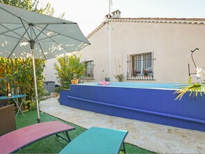 Plante, Propriété, Bleu Azur, Ombre, Fenêtre, Mobilier De Jardin, Chaise, Loisir, Herbe, Ciel