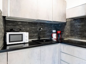 Küche, Countertop, Küchengerät, Major Appliance, Flooring, Haushaltsgerät, Cabinetry, Interior Design, Fussboden, Sinken