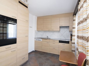 Cabinetry, Countertop, Möbel, Zapfhahn, Gebäude, Spüle, Küche, Sinken, Holz, Flooring